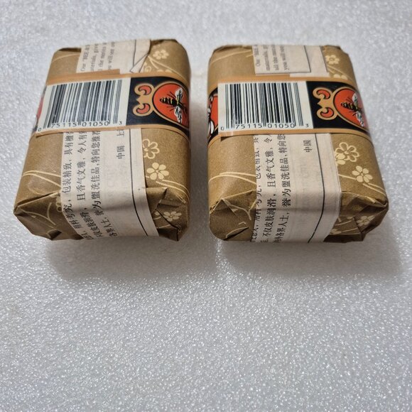 Bee & Flower Brand Sandalwood Soap Box Of 2 Bars 2.65 oz Each NEW - Picture 3 of 3